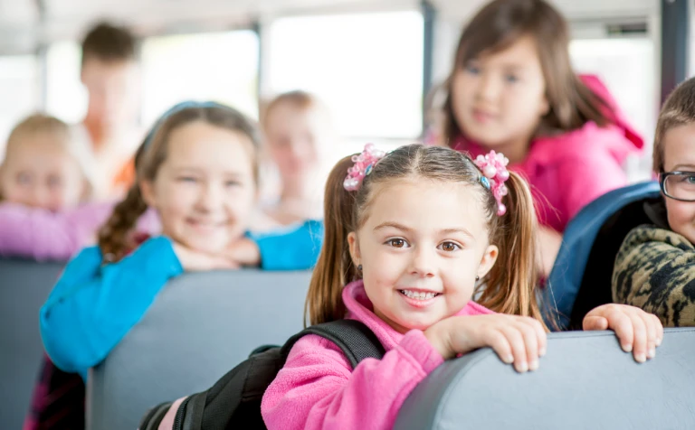 dzieci siedzące w autobusie